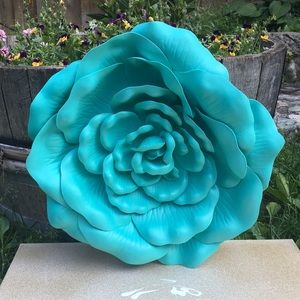 Blue plastic wallflower